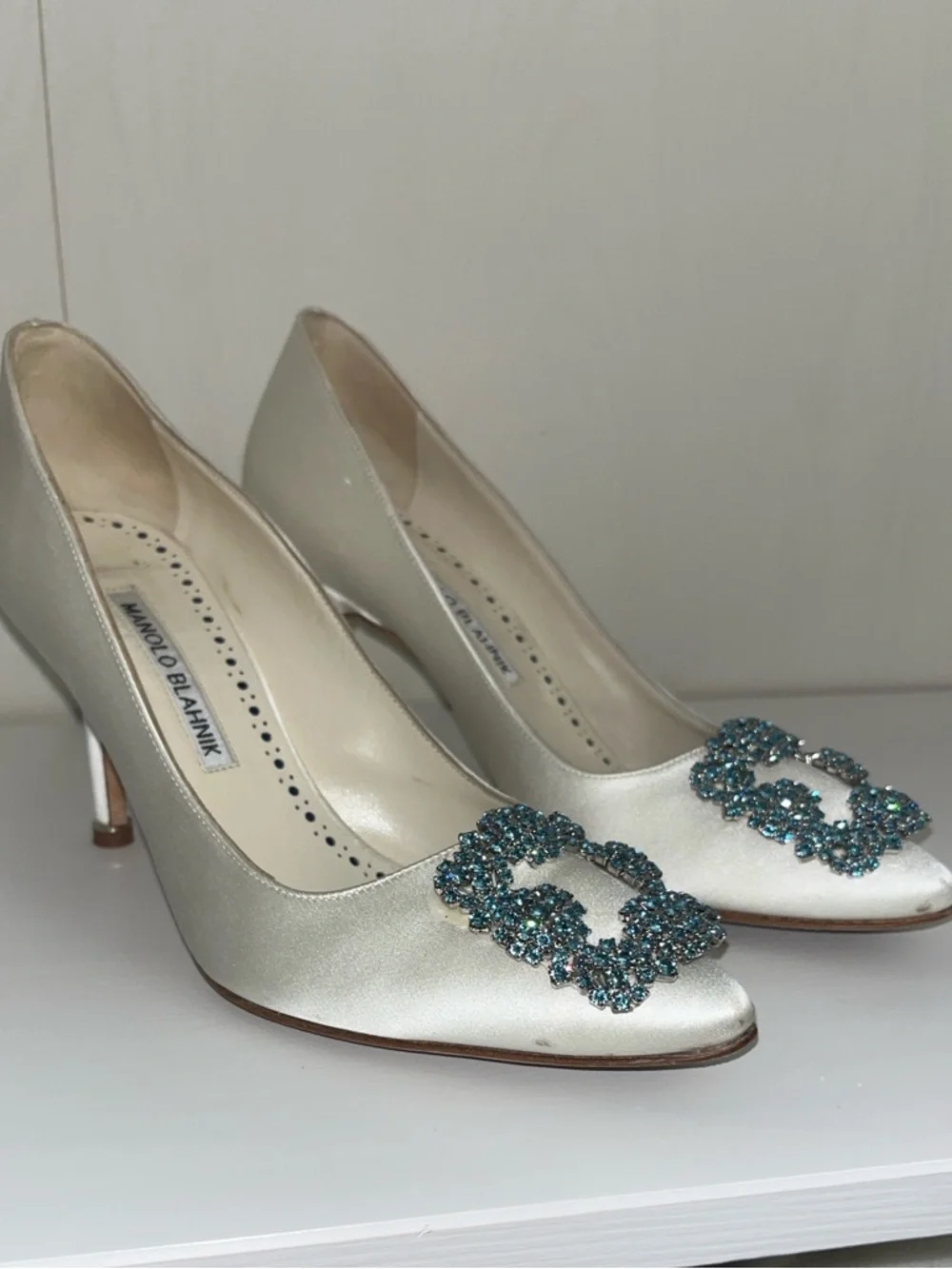 Manolo Blahnik Hangisi 90 Satin Pump with Blue Crystal Buckle 35.5 - Picture 2 of 15